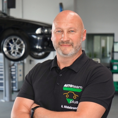kfz_hildebrand-andreas_hildebrand-400x400 Profilbild von Geschäftsführer Andreas Hildebrand in der Werkstatt.