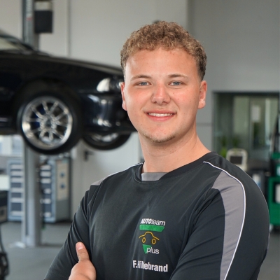 kfz_hildebrand-fabian_hildebrand-400x400 Profilbild von Mitarbeiter Fabian Hildebrand in der Werkstatt.