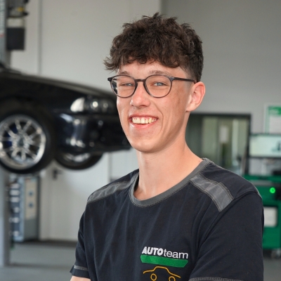 kfz_hildebrand-jannik_fast-400x400 Profilbild von Mitarbeiter Jannik Fast in der Werkstatt.