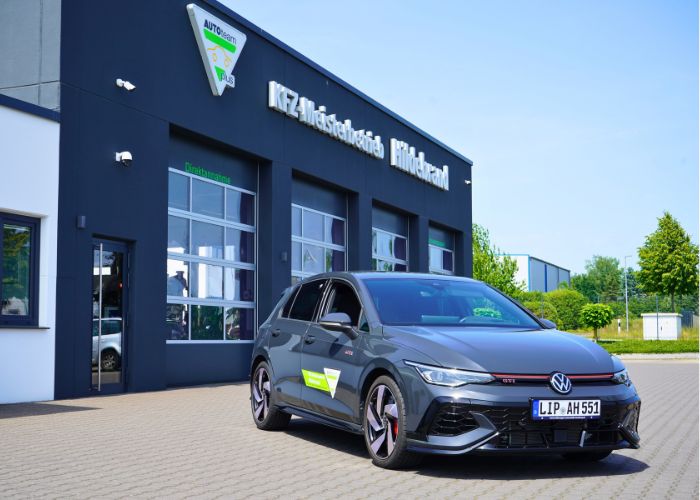 Volkswagen Golf GTI steht vor den Werkstatttoren von Kfz Meisterbetrieb Hildebrandt.