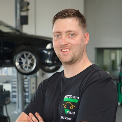 kfz_hildebrand-mario_schulz-400x400 Profilbild von Mitarbeiter Mario Schulz in der Werkstatt.